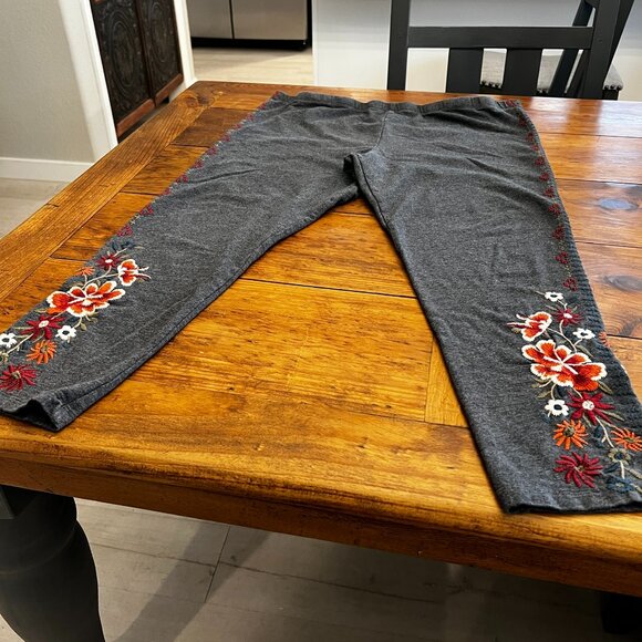 JW Los Angeles Grey Leggins w/red, blue & taupe stitching on sides of outer leg - Picture 3 of 6
